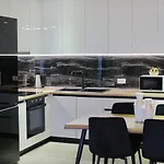 Miku - Captivating 3 Bedroom At Olympic