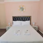 Miku - Captivating 3 Bedroom At Olympic Apartment *