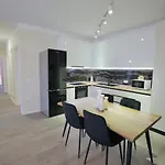 Miku - Captivating 3 Bedroom At Olympic *