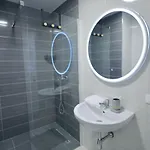 Miku - Captivating 3 Bedroom At Olympic Apartment