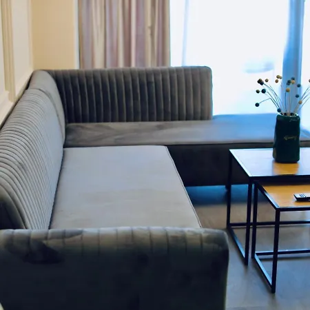 Miku - Captivating 3 Bedroom At Olympic ティラナ