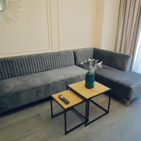 Miku - Captivating 3 Bedroom At Olympic Apartment *