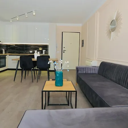 Miku - Captivating 3 Bedroom At Olympic Apartment *
