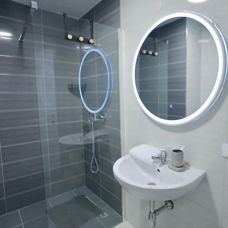 Miku - Captivating 3 Bedroom At Olympic Apartment