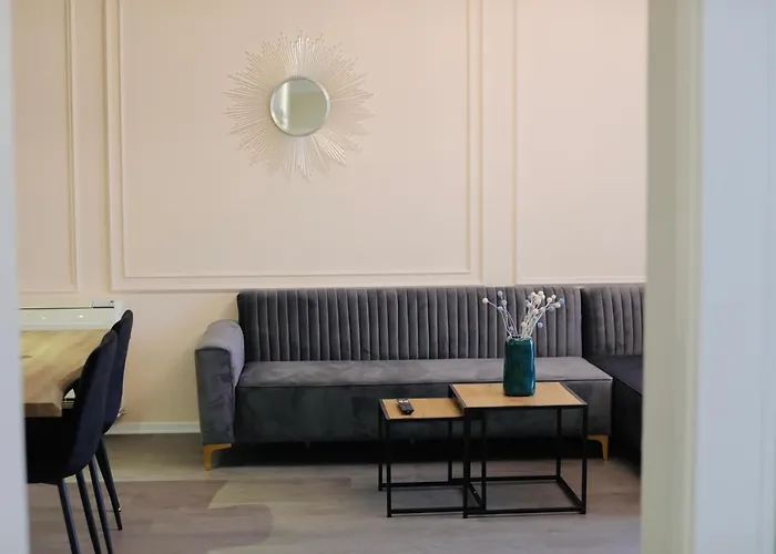 Miku - Captivating 3 Bedroom At Olympic アパート ティラナ