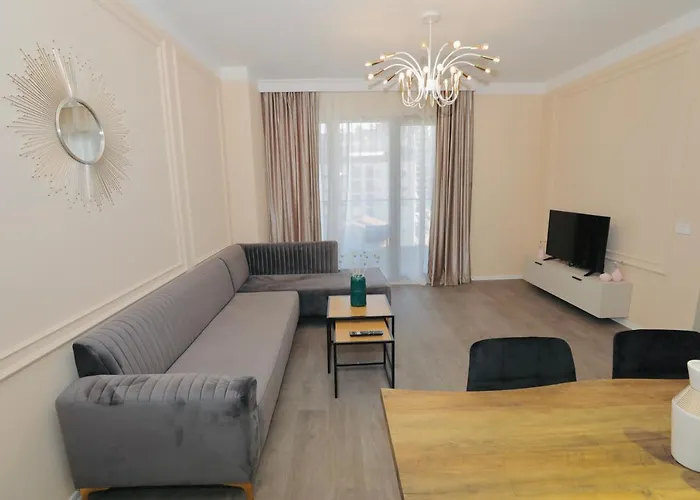 Miku - Captivating 3 Bedroom At Olympic アパート ティラナ